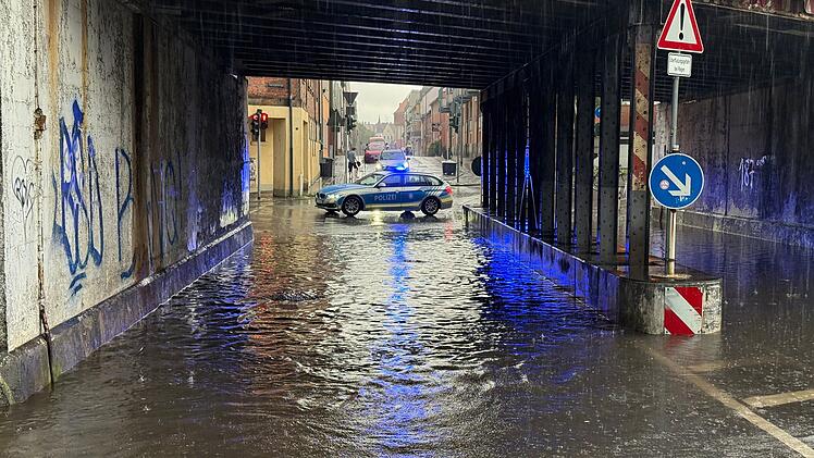 Starkregen in Bamberg: "Unbelehrbare" fahren in überflutete Unterführung