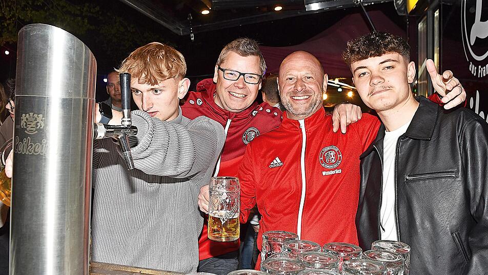 Gerne aufgesucht wurde die Ausschankstelle, wo es erfrischendes Fassbier gab.