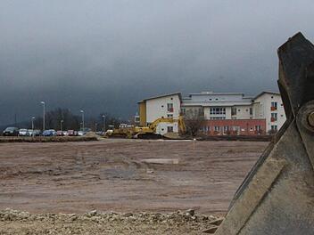Die Humusschicht ist schon weg, das Baufeld vorbereitet: Der Verein Hilfe für das behinderte Kind errichtet auf der Bertelsdorfer Höhe eine neue Schule für Körperbehinderte. Foto: Simone Bastian