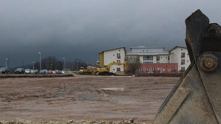 Die Humusschicht ist schon weg, das Baufeld vorbereitet: Der Verein Hilfe für das behinderte Kind errichtet auf der Bertelsdorfer Höhe eine neue Schule für Körperbehinderte. Foto: Simone Bastian