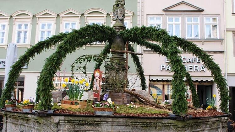 Der prämierte Spenglers-Brunnen sah dekoriert so aus, gestaltet von der Mauritiusschule aus Ahorn. Foto: CT-Archiv