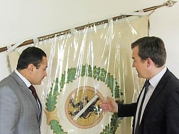 Der Wallenfelser Bürgermeister Jens Korn (rechts) und sein Kollege Suhrob Muminschoev aus Ischkaschin (Tadschikistan) an der historischen Wallenfelser Stadtfahne  Foto: Friedwald Schedel