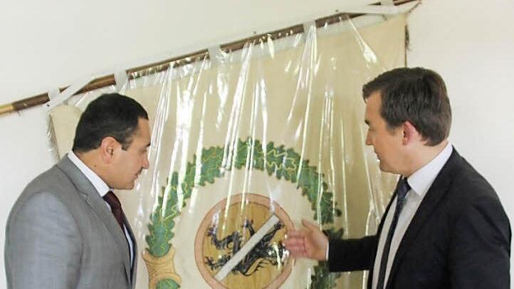 Der Wallenfelser Bürgermeister Jens Korn (rechts) und sein Kollege Suhrob Muminschoev aus Ischkaschin (Tadschikistan) an der historischen Wallenfelser Stadtfahne  Foto: Friedwald Schedel