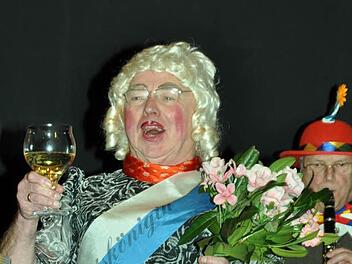 Otmar Pfister kam als "Schönheitskönigin" in die Bütt.  Foto: Stollberger