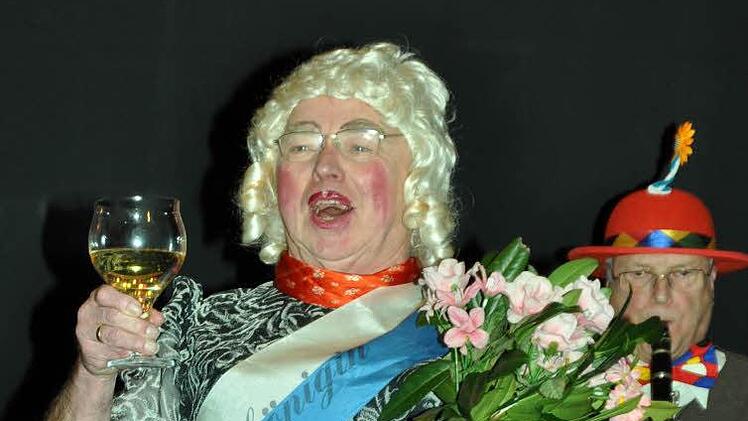 Otmar Pfister kam als "Schönheitskönigin" in die Bütt.  Foto: Stollberger