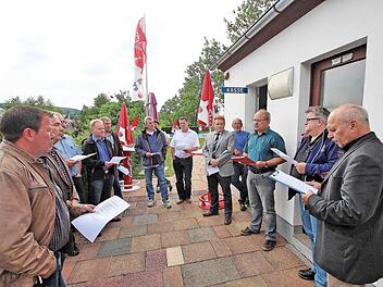 Das Kassen- und Umkleidehaus (rechts) im Schwimmbad muss entweder gründlich saniert oder gar neu gebaut werden. Die Marktgemeinderäte habe sich vor Ort ein Bild gemacht. Foto: Dieter Britz