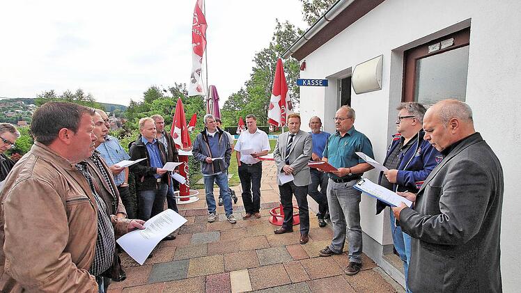 Das Kassen- und Umkleidehaus (rechts) im Schwimmbad muss entweder gründlich saniert oder gar neu gebaut werden. Die Marktgemeinderäte habe sich vor Ort ein Bild gemacht. Foto: Dieter Britz