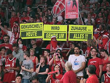 Die Bamberger Fans, die schon am letzten Sonntag Vollgas gaben, werden sicher alles dafür tun, damit die Meistertrophäe in Bamberg bleibt. Foto: sportpress