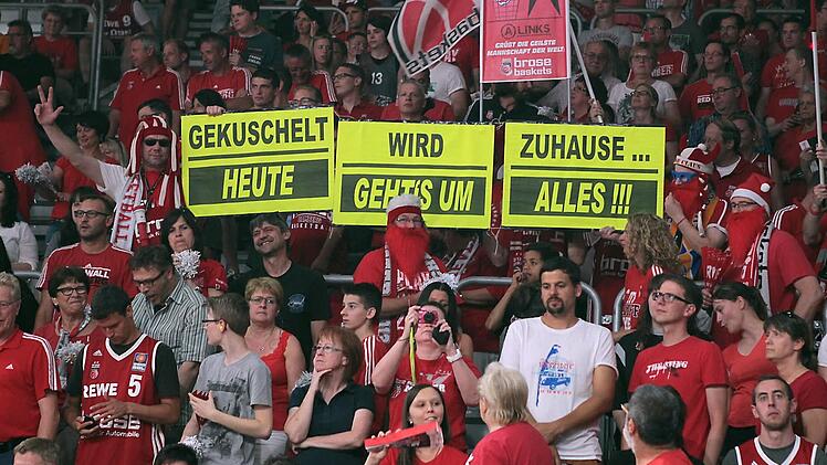 Die Bamberger Fans, die schon am letzten Sonntag Vollgas gaben, werden sicher alles dafür tun, damit die Meistertrophäe in Bamberg bleibt. Foto: sportpress