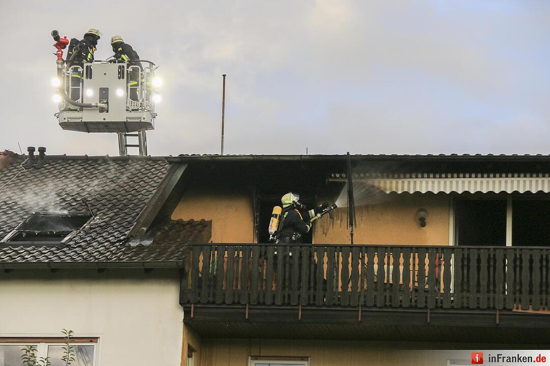Dichte Rauchwolke ueber Hallstadt - Feuer in Kinderzimmer ausgebrochen