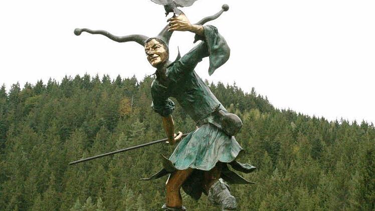 Til Eulenspiegel war ein legendärer Kritiker mittelalterlichen Lebens gewesen. Eine Bronze-Figur steht am Eingang zum Waffenhammer.