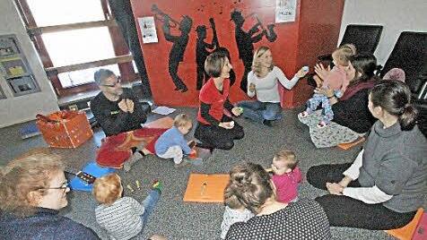 Susan Hartinger (Mitte) weiß die Eltern und Kinder mit der Handsprache zu faszinieren.
