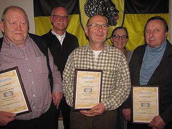 Der Bürgerverein Ketschendorf zeichnete (vorne, von links) Horst Hollender, Rainer Wolf und Karl-Heinz Pindl in Anerkennung ihres Silber-Jubiläums (25 Jahre Mitgliedschaft) aus. Es gratulierten Vorsitzender Herbert Weinert und seine Stellvertreterin Petra Heeb. Foto: Martin Koch