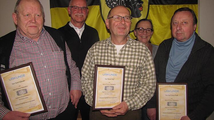 Der Bürgerverein Ketschendorf zeichnete (vorne, von links) Horst Hollender, Rainer Wolf und Karl-Heinz Pindl in Anerkennung ihres Silber-Jubiläums (25 Jahre Mitgliedschaft) aus. Es gratulierten Vorsitzender Herbert Weinert und seine Stellvertreterin Petra Heeb. Foto: Martin Koch