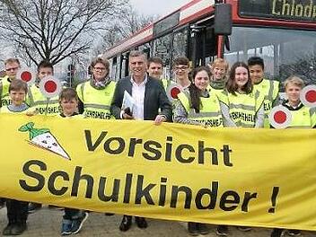 Die frisch gebackenen Schulbuslotsen der Grund- und Mittelschule Neuenmarkt-Wirsberg mit den Schulweghelferinnen sowie (von links) Jürgen Schmidt von der Kreisverkehrswacht, Bürgermeister Siegfried Decker, Rektor Mathias Liebig und Verkehrserzieher Ralf Maisel Foto: Werner Reißaus