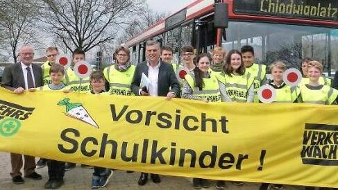 Die frisch gebackenen Schulbuslotsen der Grund- und Mittelschule Neuenmarkt-Wirsberg mit den Schulweghelferinnen sowie (von links) Jürgen Schmidt von der Kreisverkehrswacht, Bürgermeister Siegfried Decker, Rektor Mathias Liebig und Verkehrserzieher Ralf Maisel Foto: Werner Reißaus