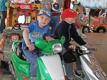 Noah Hietsch findet das Polizeimotorrad am allerbesten auf dem Kinderkarussell. Fotos: Sonny Adam