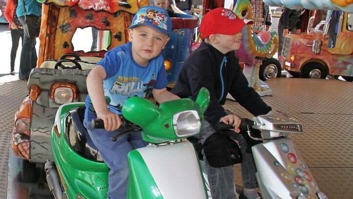 Noah Hietsch findet das Polizeimotorrad am allerbesten auf dem Kinderkarussell. Fotos: Sonny Adam