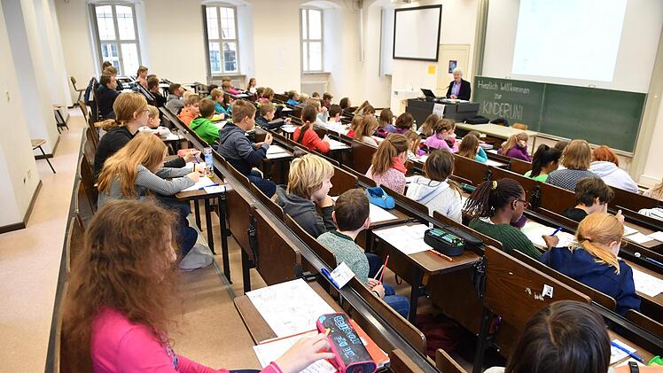 In der Kinder-Uni erklärte die Wissenschaftlerin Heidrun Alzheimer den jungen Studierenden, warum der 11.11. ein ganz besonderer Tag ist. Foto: Ronald Rinklef