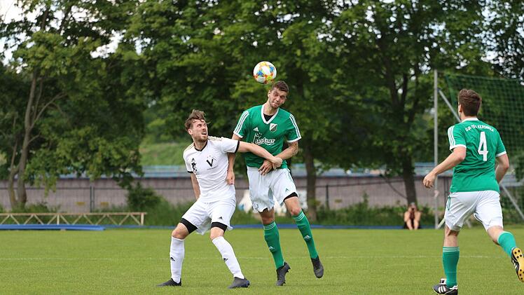 Der dreifache Erlanger Torsch&uuml;tze Stephen Cleary (li.) war brandgef&auml;hrlich. Kersbachs Matthias Zametzer gewann den Kopfball gegen ihn, konnte ihn aber nicht immer aufhalten. Foto: Uwe Kellner