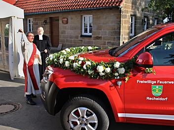 Das Sondertragkraftspritzenfahrzeug der Feuerwehr Recheldorf, ein VW Amarok, wurde am Samstagabend von Pfarrerin Sonja von Aschen und Diakon Michael Reubel gesegnet. Helmut Will