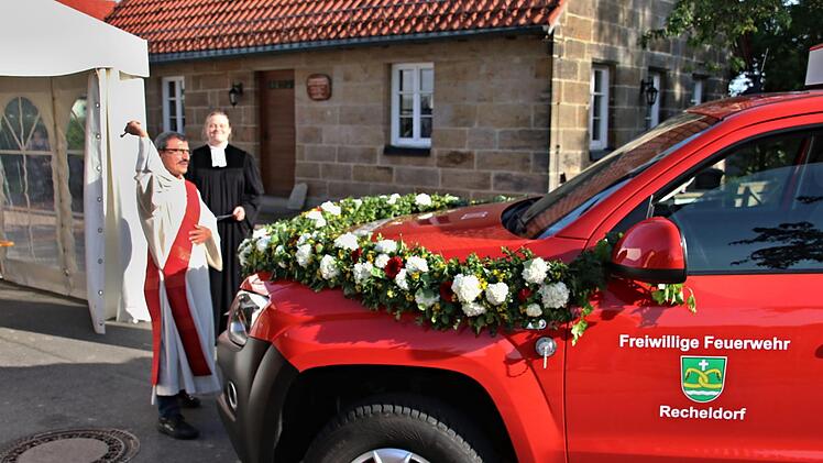 Das Sondertragkraftspritzenfahrzeug der Feuerwehr Recheldorf, ein VW Amarok, wurde am Samstagabend von Pfarrerin Sonja von Aschen und Diakon Michael Reubel gesegnet. Helmut Will