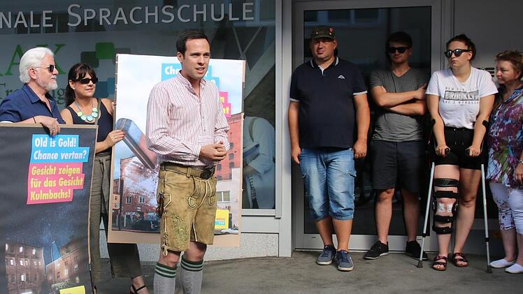 Für die alte Mälzerei interessierte sich auch der prominenteste  FDP-Politiker im Freistaat: Landtagsfraktionsvorsitzender Martin Hagen (Dritter von links): "Warum man so ein Gebäude mit Charakter abreißen will, kann ich nicht nachvollziehen." Foto: Stephan Tiroch