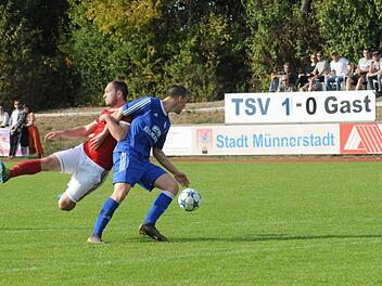 Durchsetzungsf&auml;hig: Lukas Katzenberger (rechts) vom TSV M&uuml;nnerstadt schirmt den Ball gegen Felix Reich (DJK Dampfach) ab. Foto: ssp