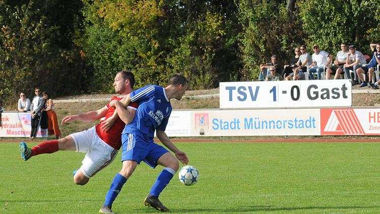 Durchsetzungsf&auml;hig: Lukas Katzenberger (rechts) vom TSV M&uuml;nnerstadt schirmt den Ball gegen Felix Reich (DJK Dampfach) ab. Foto: ssp