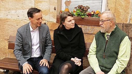 Im Patersberg-Cafe kamen MdB Emmi Zeulner (CSU) und Ernst Gödl (ÖVP) auch mit dem dortigen Mitinhaber Siegbert Unger ins Gespräch.