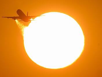 Flugzeug bei Sonnenuntergang