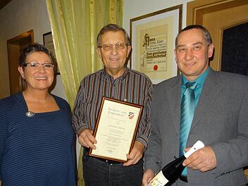 2. Bürgermeisterin Katharina Riedel und Bürgermeister Horst Reuther überreichen Lothar Töpfer für seine außerordentlichen Verdienste und seine ehrenamtliche Tätigkeit den Ehrenbrief der Gemeinde. Foto: Stühler