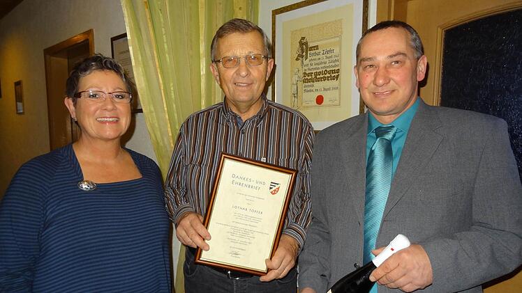 2. Bürgermeisterin Katharina Riedel und Bürgermeister Horst Reuther überreichen Lothar Töpfer für seine außerordentlichen Verdienste und seine ehrenamtliche Tätigkeit den Ehrenbrief der Gemeinde. Foto: Stühler