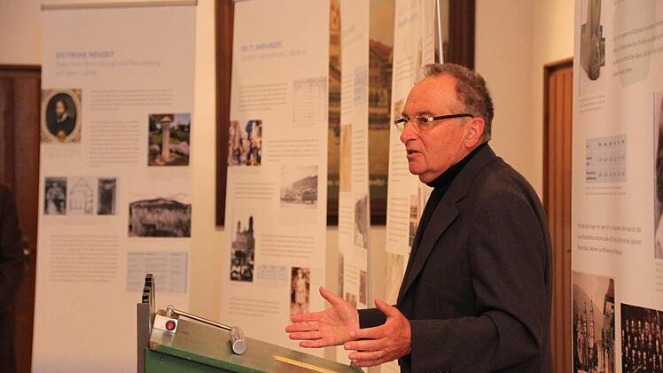 Michael Mence informiert bei einem seiner Vorträge.