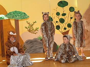 Die Hauptdarsteller mit (von links) dem hungrigen Löwenanführer (Anne), Gepardenpapa Aaron (Adrian), der Gepardenjunge Günni (Ben) sowie Mama Lilali (Sophie). Fotos: Günther Geiling