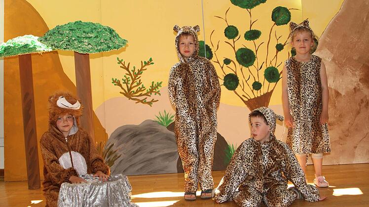 Die Hauptdarsteller mit (von links) dem hungrigen Löwenanführer (Anne), Gepardenpapa Aaron (Adrian), der Gepardenjunge Günni (Ben) sowie Mama Lilali (Sophie). Fotos: Günther Geiling
