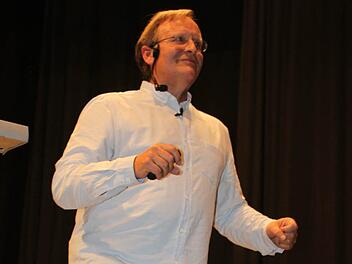 Bewegung ist das A und O für einen gesunden Rücken, machte Dietrich Grönemeyer den Zuhörern in Tettau klar.  Foto: Veronika Schadeck