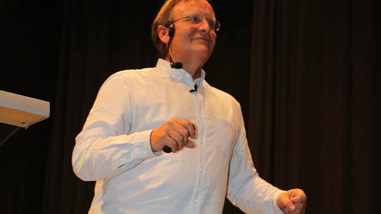 Bewegung ist das A und O für einen gesunden Rücken, machte Dietrich Grönemeyer den Zuhörern in Tettau klar.  Foto: Veronika Schadeck