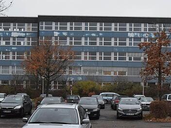 Die Mehrheiten im Bamberger Finanzsenat waren klar, dennoch tauchten umbequeme Fragen auf: Fast sechs Millionen Euro steckt Bamberg in die Sanierung seiner Schulen, die Graf-Stauffenberg-Schule ist nicht dabei. Foto: Ronald Rinklef