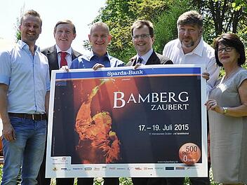 Neben den Künstlern die "Macher" von "Bamberg zaubert" (von links): künstlerischer Leiter Markus Götz, Alfons Distler (Erster Vorsitzender Stadtmarketing e.V.), Sparda-Bank-Filialleiter Peter van de Ven, Bürgermeister Christian Lange, Citymanager Klaus Stieringer und Hyazintha Fuchs, Hauptsponsorin der Fuchs-Gala  Foto: Stadtmarketing Bamberg