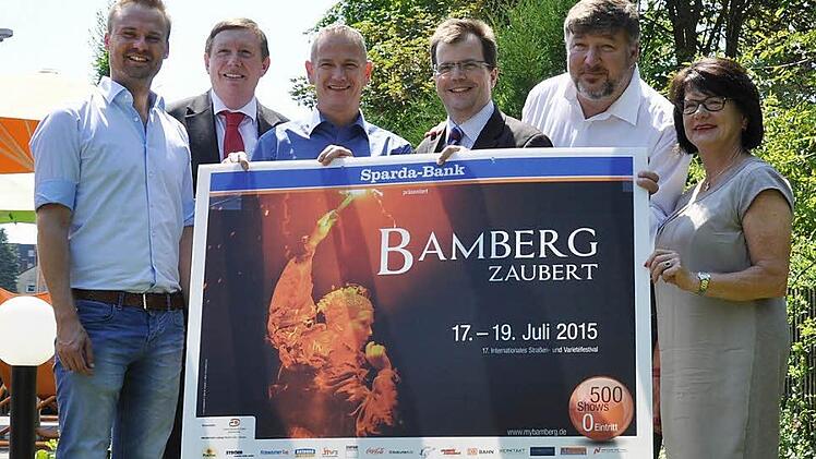 Neben den Künstlern die "Macher" von "Bamberg zaubert" (von links): künstlerischer Leiter Markus Götz, Alfons Distler (Erster Vorsitzender Stadtmarketing e.V.), Sparda-Bank-Filialleiter Peter van de Ven, Bürgermeister Christian Lange, Citymanager Klaus Stieringer und Hyazintha Fuchs, Hauptsponsorin der Fuchs-Gala  Foto: Stadtmarketing Bamberg