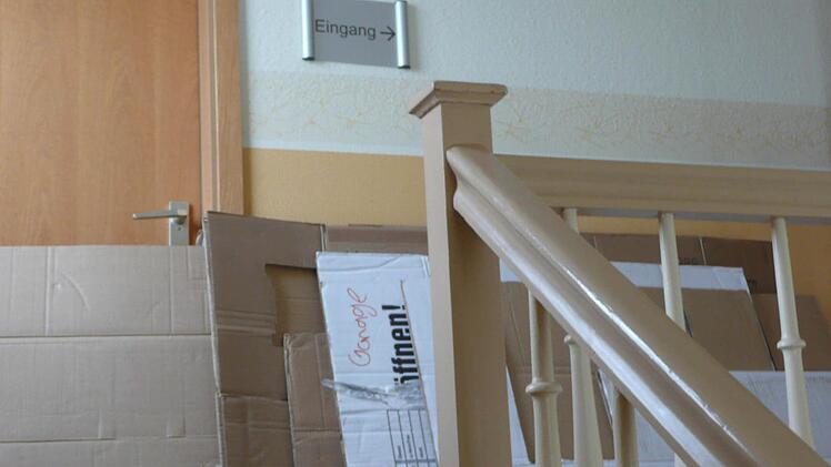Im Treppenhaus der bisherigen BBV-Geschäftsstelle in Lichtenfels reihen sich Umzugskartons.  Foto: Popp