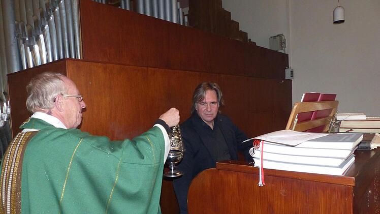 Pfarrer Norbert Reinwand segnete die sanierte Orgel, die Regionalkantor Peter Rottmann spielte.  Foto: Stefan Geiger