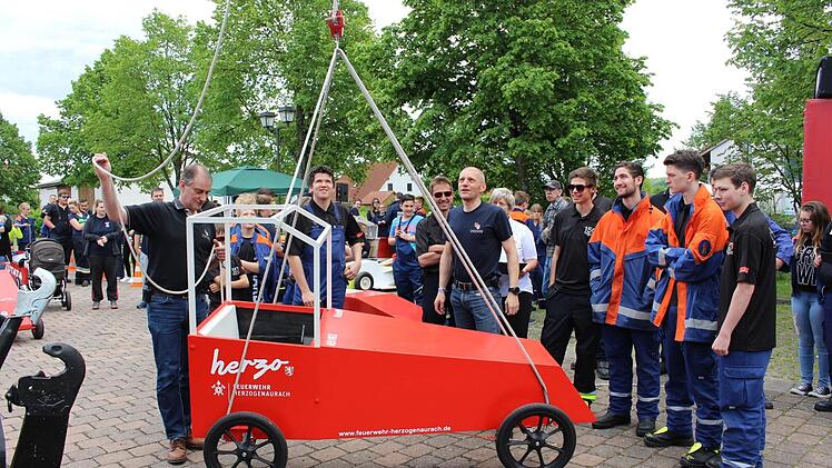 So wurde gewogen: An Seilen an der Waage hängend, dahinter stand ein Traktor . Foto: Evi Seeger