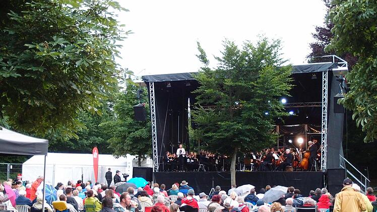 Impressionen vom Open-Air-Konzert im Freibad Neustadt.Foto: Jochen Berger