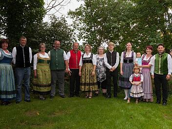 Die fleißigen Frauen mit "ihren" Männern und der Kursleiterin Rosalie Postatny (9. von links)  Foto: Roland Rosenbauer