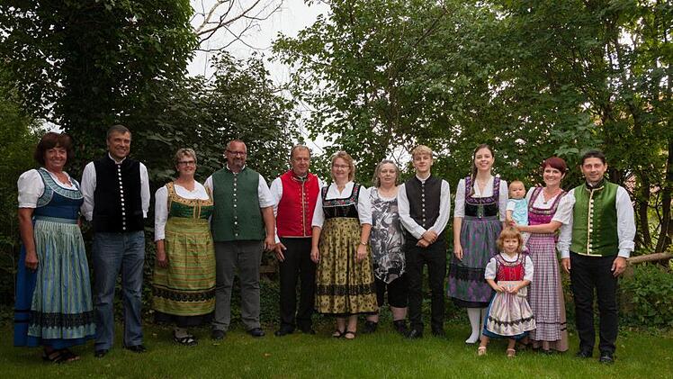 Die fleißigen Frauen mit "ihren" Männern und der Kursleiterin Rosalie Postatny (9. von links)  Foto: Roland Rosenbauer