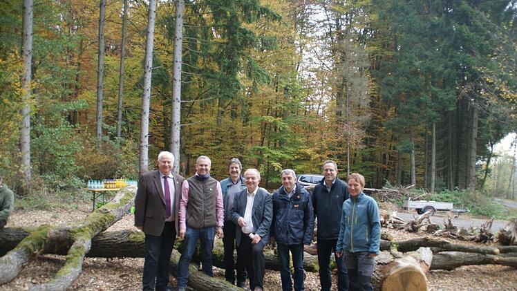 Freuen sich über die gelungenen Spielstationen am Pfad der Artenvielfalt (von links): Bambergs stv. Landrat Hans Pfister, Steinbruchbesitzer Martin Graser, der Leiter des Forstbetriebs Ebrach Ulrich Mergner, MdL Hans-Jürgen Fahn, der stellvertretende Landrat des Kreises Haßberge Oskar Ebert, Rauhenebrachs Bürgermeister Matthias Bäuerlein und Revierleiterin Petra Diener.
