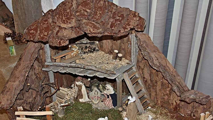 Eine Wurzel, darunter ein Brett, Heu, Stroh und Figuren. Fertig ist die originelle Weihnachtskrippe. Foto: Helmut Will