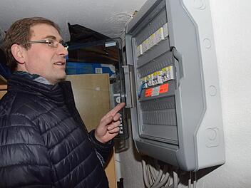 Wenn es einmal zu Stromausfall in Ludwigsstadt kommen sollte, schaltet sich im Haus von Franz Liwar das Notstromaggregat automatisch ein - und schon gehen bei ihm im Haus wieder alle Lichter an. Fotos: Karl-Heinz Hofmann